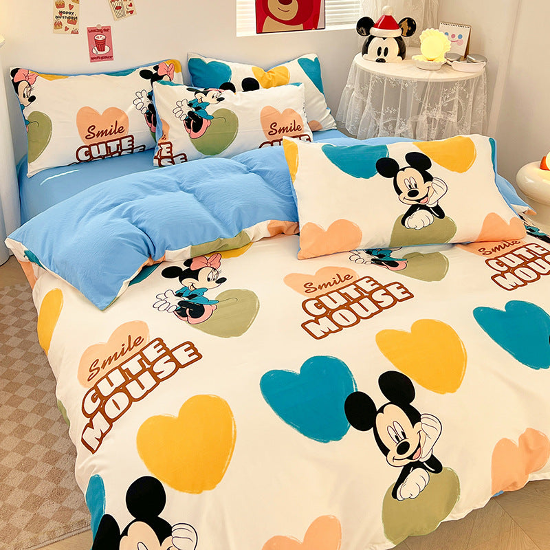 Playful bedding with a vintage-inspired cheerful mouse design