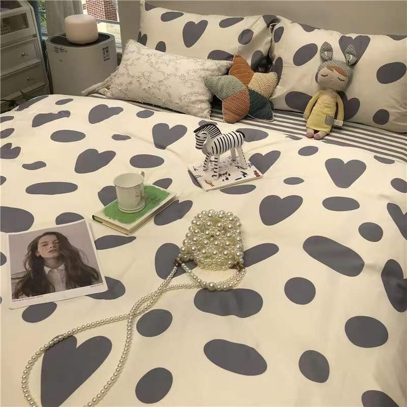 White bedding set with large heart-shaped dots in gray color