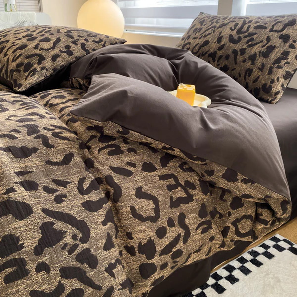 Stylish brown and black leopard print bedding set with pillowsм